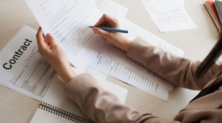 11 røde flag, som arbejdsgiverne kigger efter, når de ansætter kandidater 2 Job kontrakt