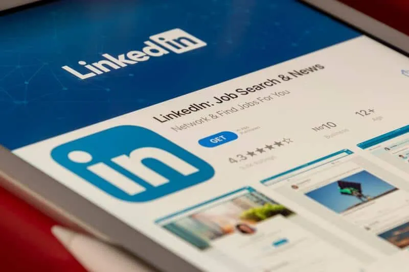 LinkedIn-appen vist på en tablet med app-ikon, bedømmelse og informationer fra App Store.