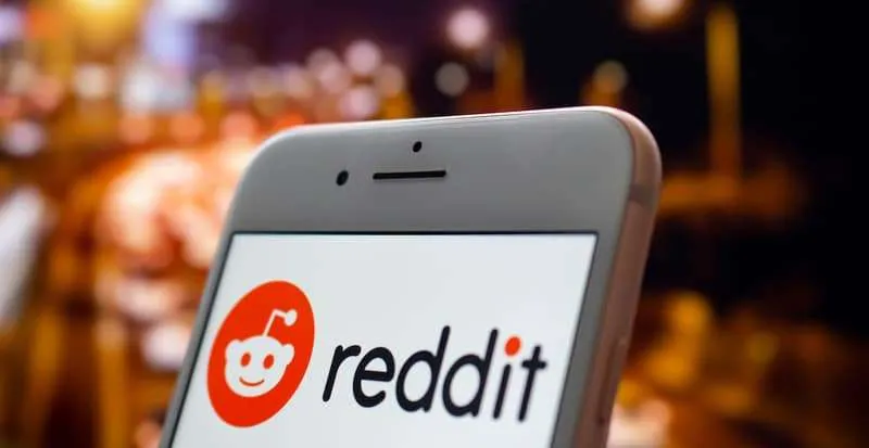 Reddit-appen vist på en smartphone med appens logo på skærmen.