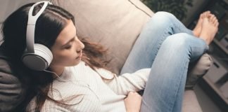 En pige med hovedtelefoner på