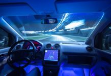 Udsigten fra det indre af en elbil om natten