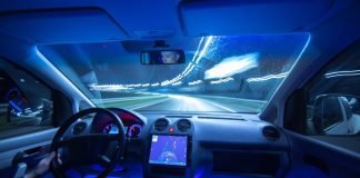 Udsigten fra det indre af en elbil om natten