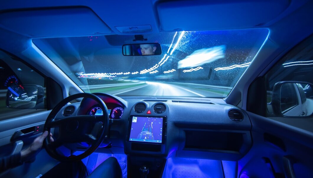 Udsigten fra det indre af en elbil om natten