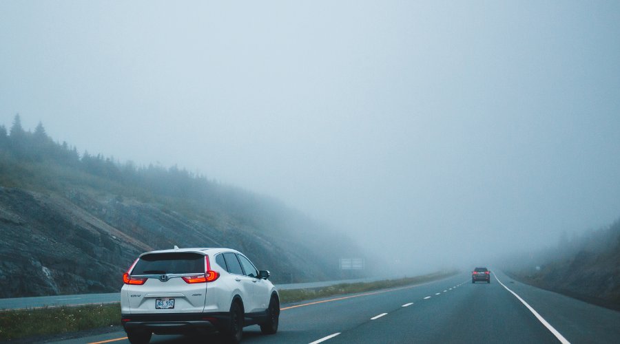 Bilen kører på motorvejen