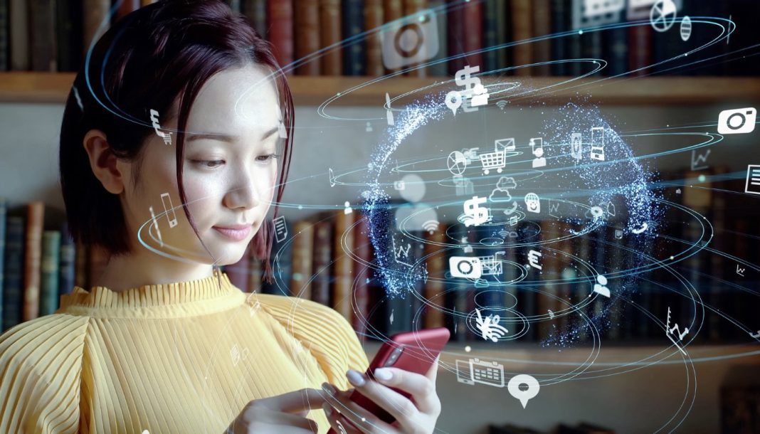 iphone-antivirus Ung pige bruger iPhone