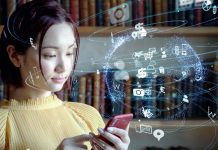 Ung pige bruger iPhone