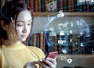 Ung pige bruger iPhone