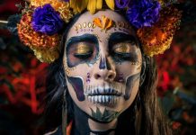 Hvem er bedst til at opdage deepfakes? Menneske eller maskine? Ansigtet på en pige iført krans og makeup til den mexicanske De Dødes Dag.