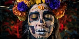 Ansigtet på en pige iført krans og makeup til den mexicanske De Dødes Dag.