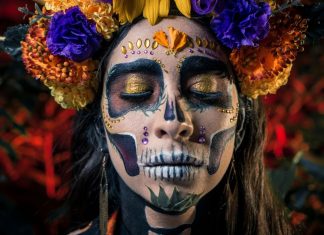 Ansigtet på en pige iført krans og makeup til den mexicanske De Dødes Dag.