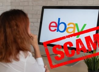10 almindelige eBay-fiduser, og hvad du kan gøre ved dem Pigen ved computerskærmen med ebay-logoet og det røde scam stempel i højre side.