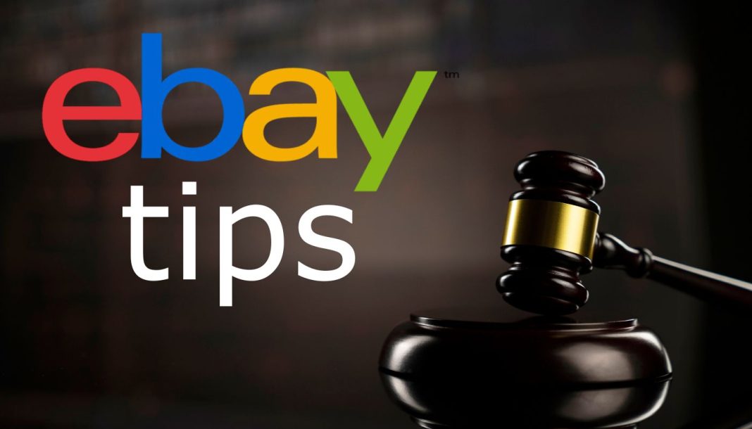 Auktionshammer og ebay-logo i baggrunden med teksten "TIPS