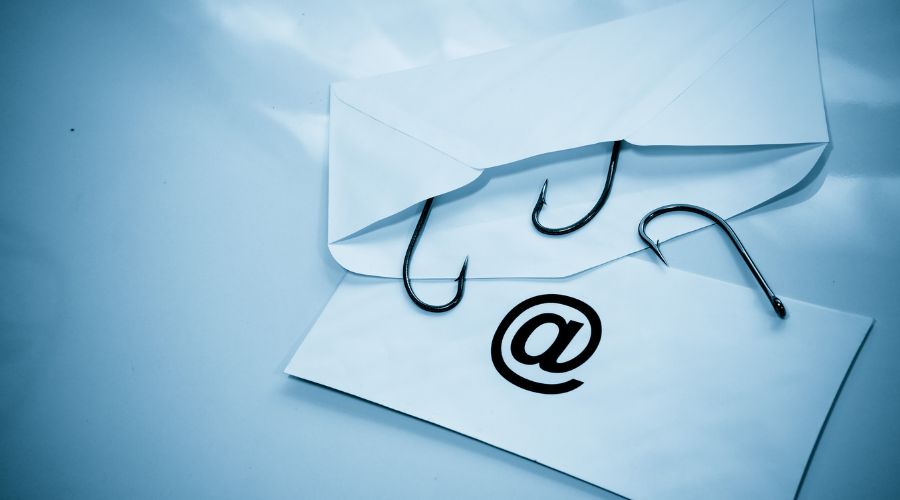 Fiskekroge i en postkuvert.