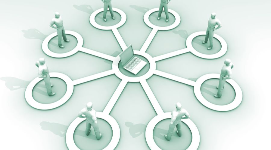 Mændene står i cirkler, der er forbundet til en bærbar computer i en cirkel