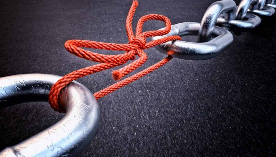 To halvdele af en kæde bundet sammen af et reb