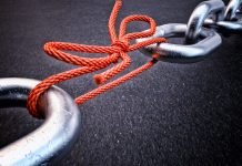 To halvdele af en kæde bundet sammen af et reb