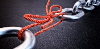 To halvdele af en kæde bundet sammen af et reb