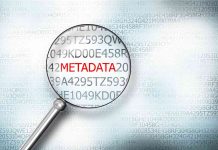Collage på ordet metadata, forstørrelsesglas på et stykke papir med koder
