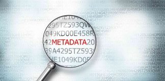 Collage på ordet metadata, forstørrelsesglas på et stykke papir med koder