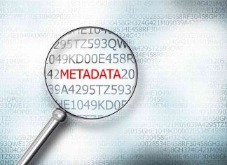 Collage på ordet metadata, forstørrelsesglas på et stykke papir med koder