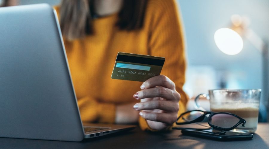 Onlinebetaling collage - pige foran computer med kreditkort