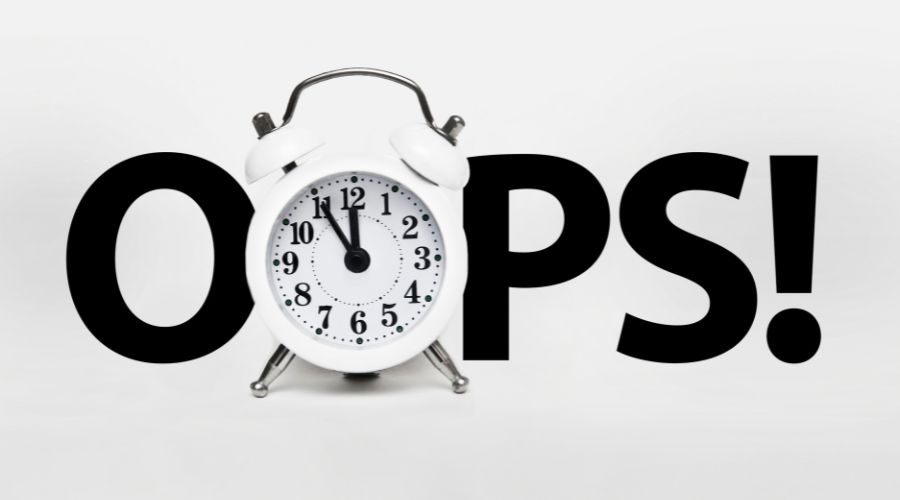 Et vækkeur med ordet "oops" i baggrunden.