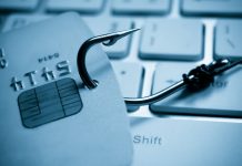 Phishing-collage: Kreditkort på krog, liggende på laptop-tastaturet