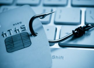 Phishing-collage: Kreditkort på krog, liggende på laptop-tastaturet