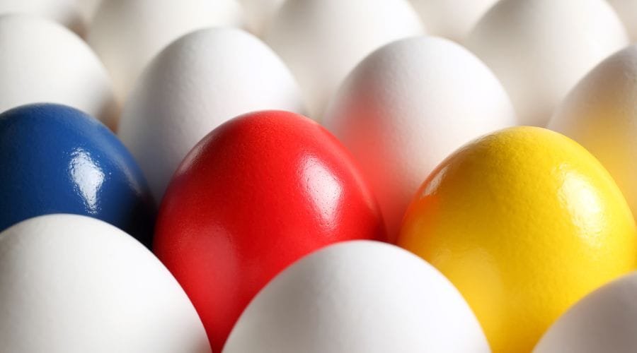 Et blåt, et rødt og et gult æg blandt de hvide æg