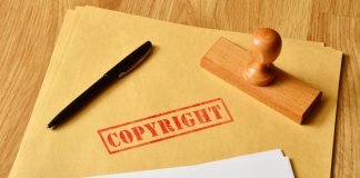 Copyright-papirer på bordet