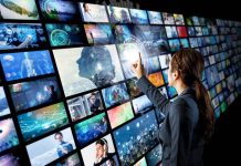 De 5 bedste værktøjer til at downloade streamingvideo fra enhver hjemmeside En pige foran en stor skærm, der består af mange små videoskærme