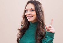 6 hjemmebaserede forretningsidéer til at tjene ekstra penge En pige med pegefingeren løftet opad