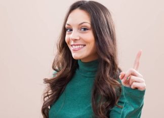 6 hjemmebaserede forretningsidéer til at tjene ekstra penge En pige med pegefingeren løftet opad