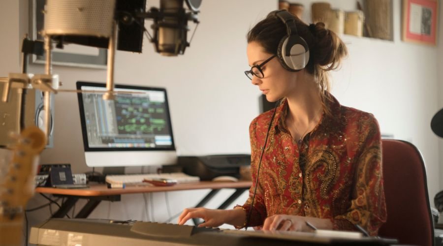 En pige spiller på et el-klaver