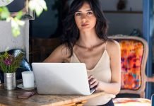 De 8 bedste sidebeskæftigelser, du kan lave hjemmefra ved hjælp af sociale medier En pige ved et skrivebord foran en bærbar computer