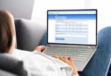 En pige med en bærbar computer besvarer spørgsmål i en undersøgelse.