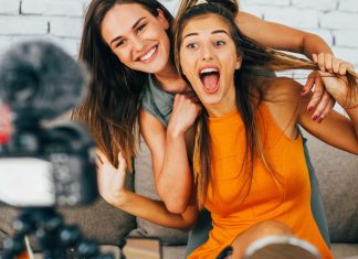 To piger filmer en vlog foran kameraet