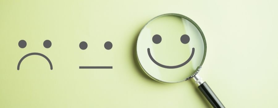 10 hjemmefra-karrierer, du bør kende til 1 Tre smileyer på række, den sidste smiler under et forstørrelsesglas