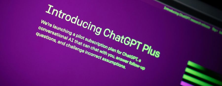 Sådan tilmelder du dig ChatGPT 4 Et skærmbillede af en webside, hvor der præsenteres en beskrivelse af ChatGPT Plus