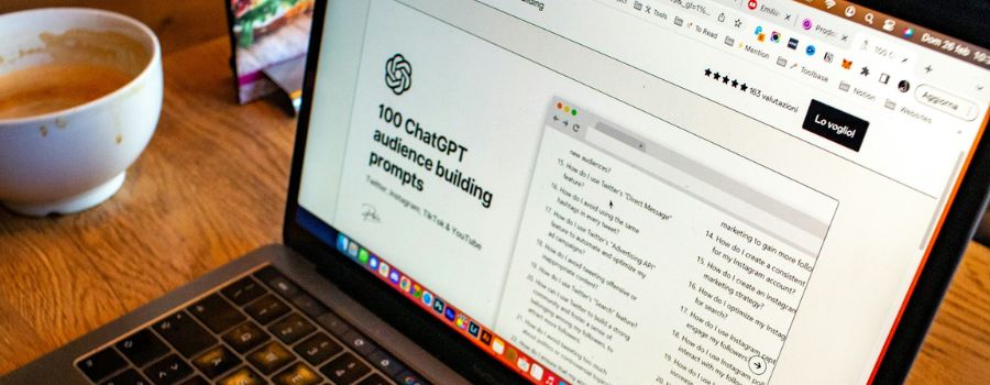 Sådan tilmelder du dig ChatGPT 2 Åben bærbar computer og en kop kaffe på bordet, på den bærbare computers skærm vises ChatGPT prompter