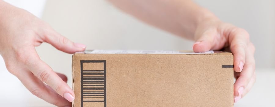 10 pålidelige måder at tjene penge på Amazon 2 En pakke i hænder