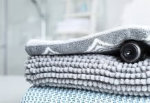 Skjult kamera i en bunke håndklæder.