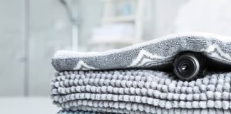 Skjult kamera i en bunke håndklæder.