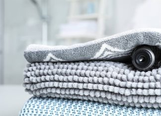 Skjult kamera i en bunke håndklæder.