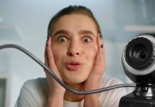 En pige i frygt for webkameraet