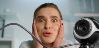 En pige i frygt for webkameraet