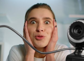 En pige i frygt for webkameraet