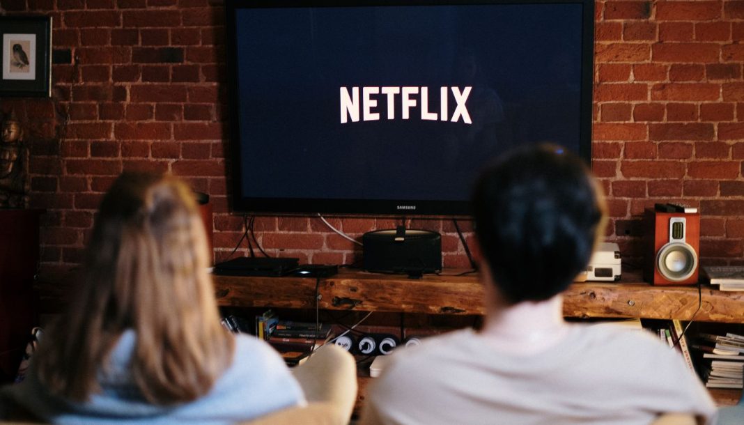 En mand og en kvinde ser Netflix