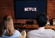 Vi testede den – denne VPN fungerer med Netflix, og den er nedsat med hele 781 kr. En mand og en kvinde ser Netflix