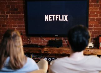 Vi testede den – denne VPN fungerer med Netflix, og den er nedsat med hele 781 kr. En mand og en kvinde ser Netflix